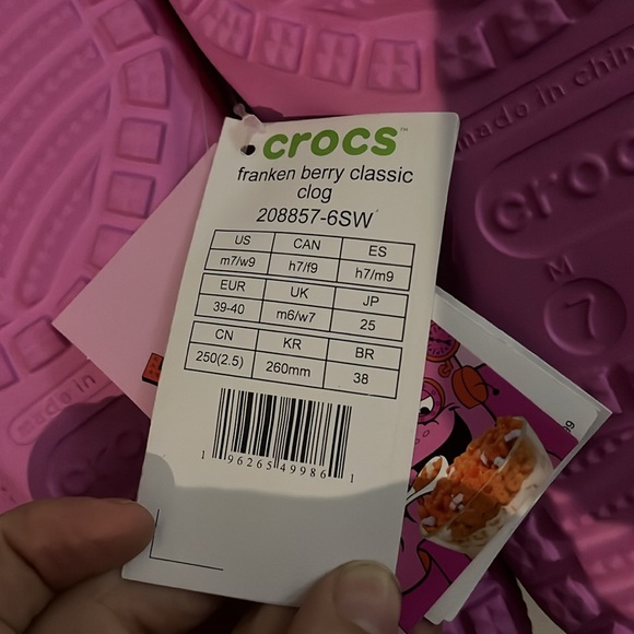 Crocs x FrankenBerry limited edition viral size 9w / 7m NWT - Picture 6 of 6